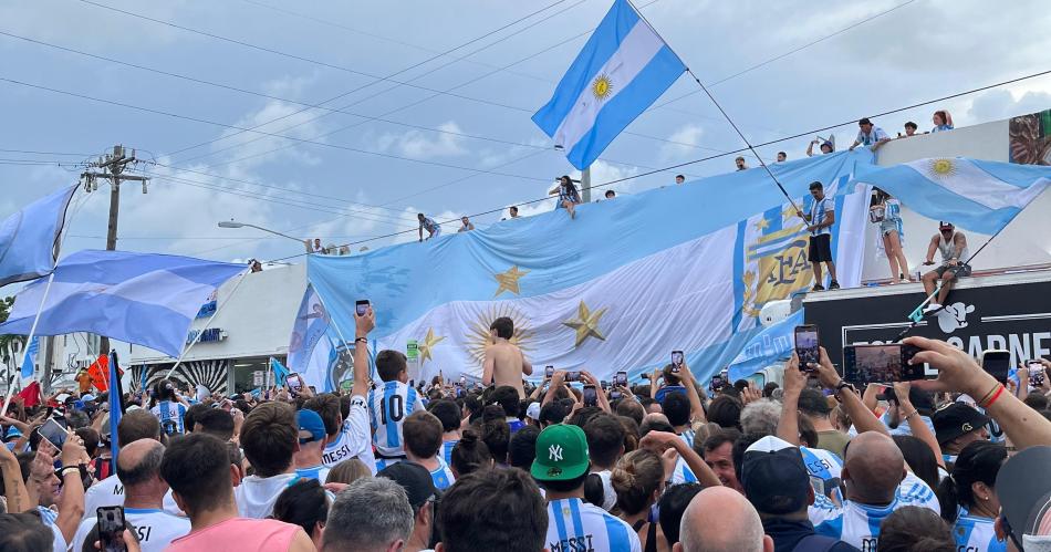 Otro conmovedor banderazo albiceleste en la previa de la gran final de esta noche