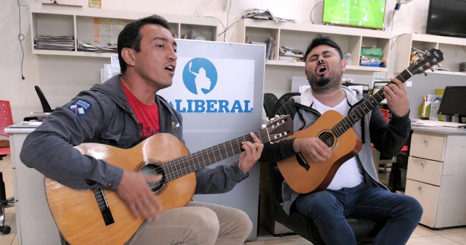 El Duacuteo Orellana Lucca le canta a Santiago con Banegas y Garnica