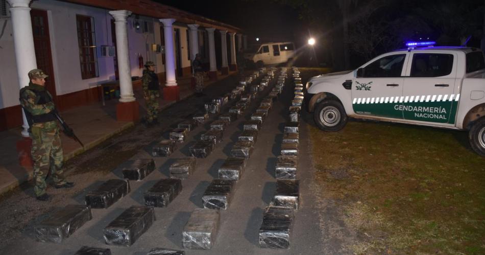 Gendarmes descubrieron que el chofer de una camioneta transportaba en realidad toneladas de marihuana