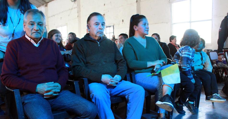 La Virgen del Carmen caminoacute junto a los pintentildeos en el diacutea de su fiesta