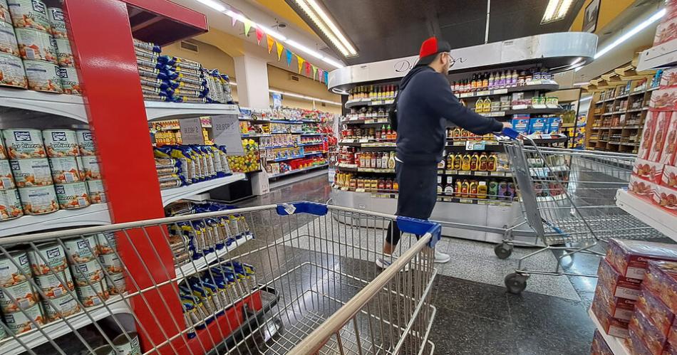 Cayoacute 12-en-porciento- el consumo en supermercados y acumula 10-en-porciento- promedio en el antildeo