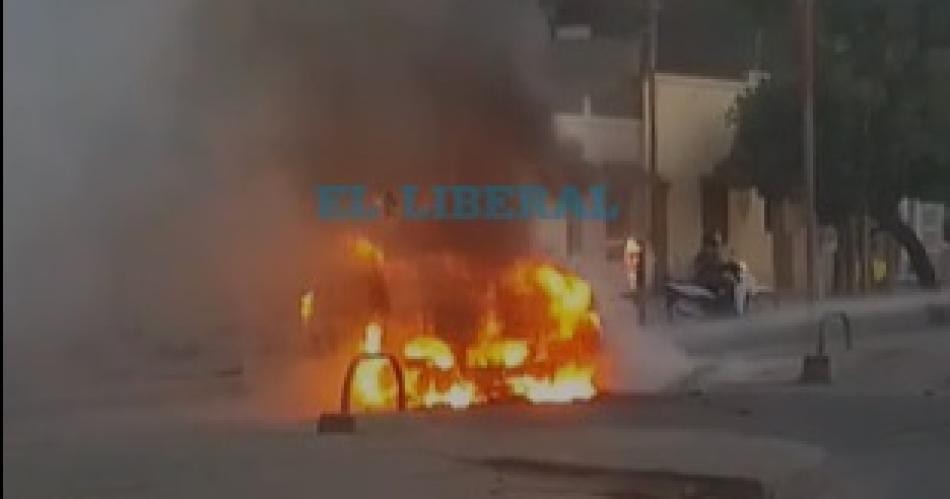 VIDEO  Un automoacutevil se incendio en plena Capital y su duentildeo se salvoacute de milagro