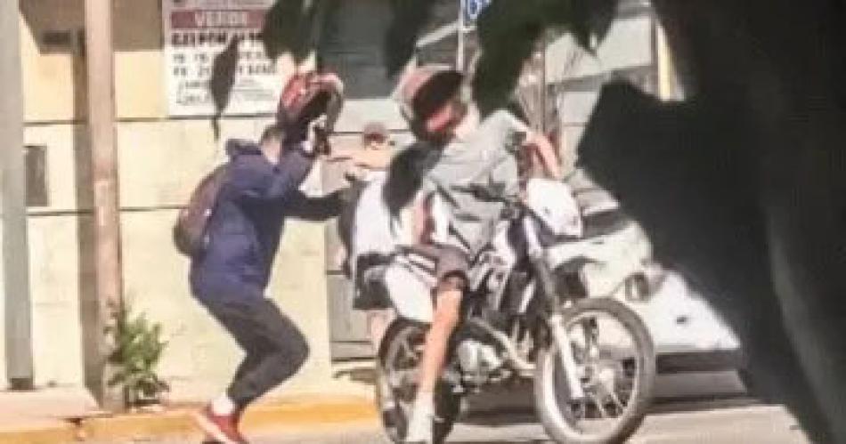 Motochorros balearon a un joven porque se resistioacute al robo de su moto