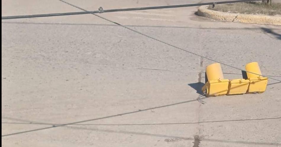 Camioacuten causoacute dantildeos en cables postes y semaacuteforos en pleno centro 