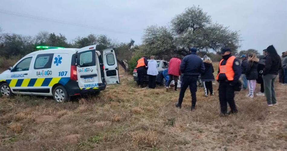 Una familia se salvoacute de milagro tras volcar con su automoacutevil