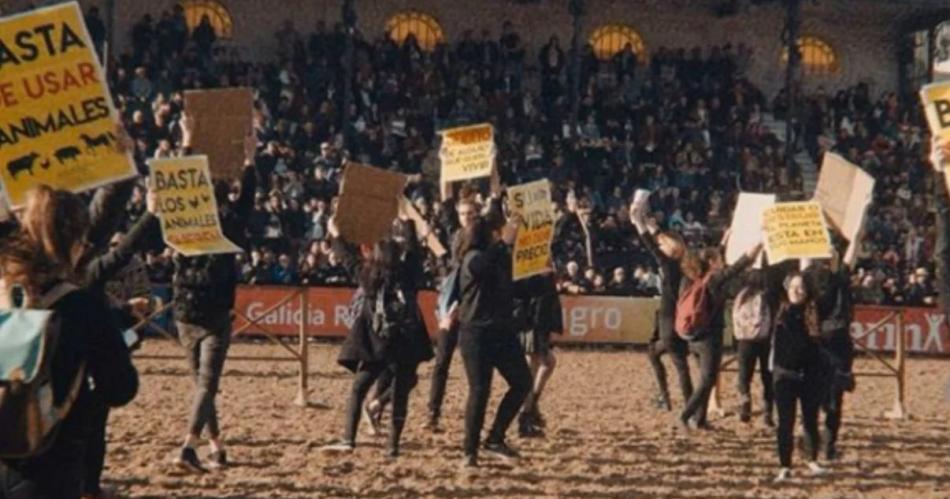 VIDEO  Escaacutendalo en La Rural- veganos protestaron durante un concurso de caballos