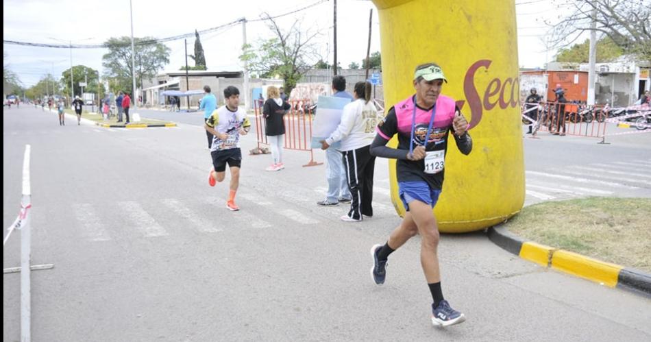 Hoy se festeja con el 6ordm Maratoacuten Aniversario Ciudad de Fernaacutendez