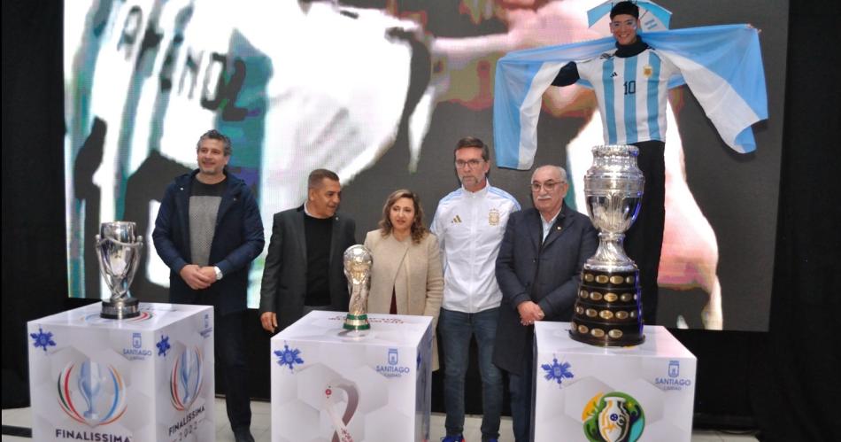 Fuentes participoacute de la exhibicioacuten de las copas obtenidas por la Seleccioacuten Argentina