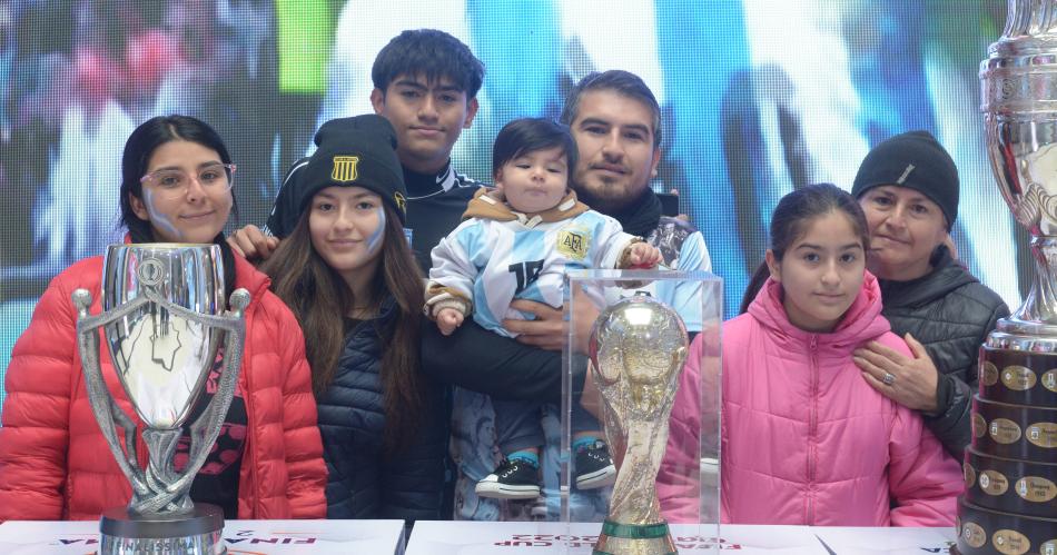 Furor de los santiaguentildeos por las Copas de la Seleccioacuten Argentina en la Municipalidad