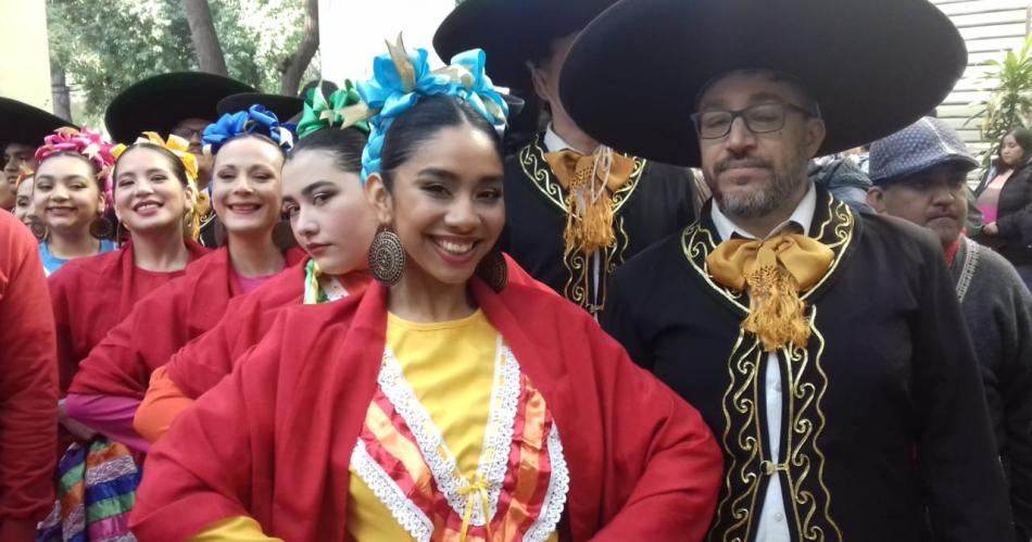 FOTOS- Accioacuten Teatral Urbana por el cumple de la Madre de Ciudades