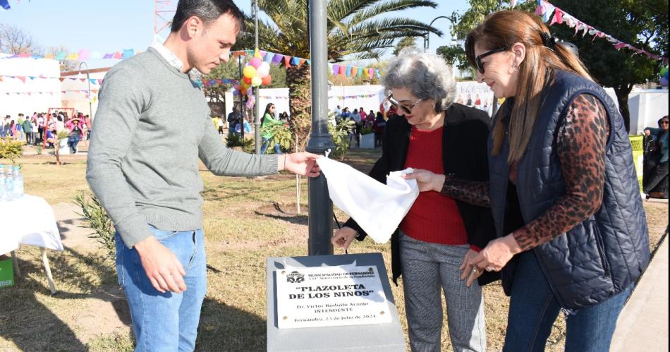 El intendente Araujo encabezoacute el acto de reinauguracioacuten de la Plazoleta de los Nintildeos