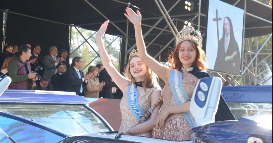 GALERIacuteA Las mejores fotos del acto y el desfile ciacutevico-militar