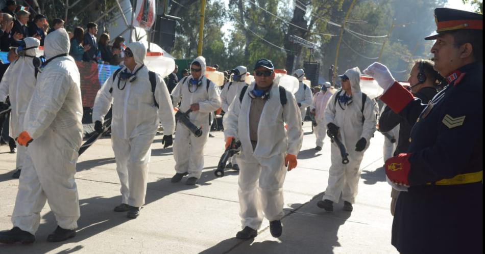 Santiaguentildeos y turistas disfrutaron del tradicional desfile ciacutevico militar