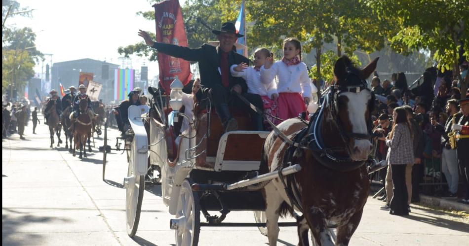 GALERIacuteA Las mejores fotos del acto y el desfile ciacutevico-militar