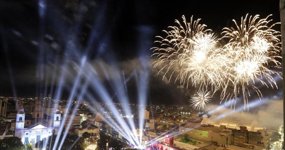 FOTOS  Las mejores imaacutegenes de los fuegos artificiales por el 471ordm Aniversario de Santiago