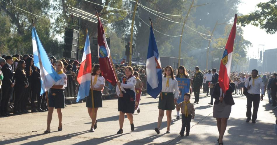 GALERIacuteA Las mejores fotos del acto y el desfile ciacutevico-militar