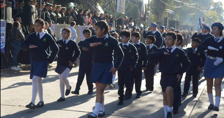 Santiaguentildeos y turistas disfrutaron del tradicional desfile ciacutevico militar