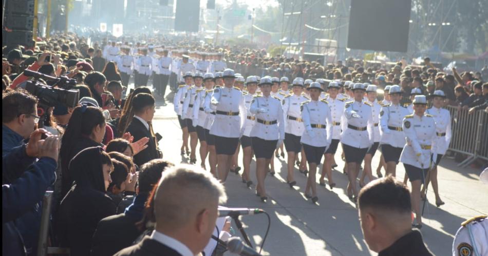 Santiaguentildeos y turistas disfrutaron del tradicional desfile ciacutevico militar