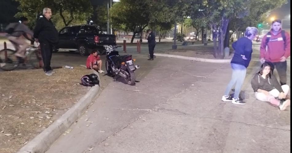 Agente y su pareja heridos al chocar con una camioneta