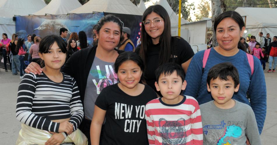 EL ENCANTO DE LA FERIA ARTESANAL 2024 DE SANTIAGO QUE SEDUCE A PROPIOS Y TURISTAS