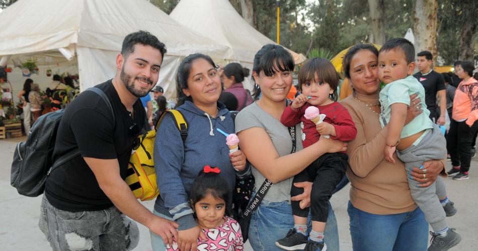 EL ENCANTO DE LA FERIA ARTESANAL 2024 DE SANTIAGO QUE SEDUCE A PROPIOS Y TURISTAS