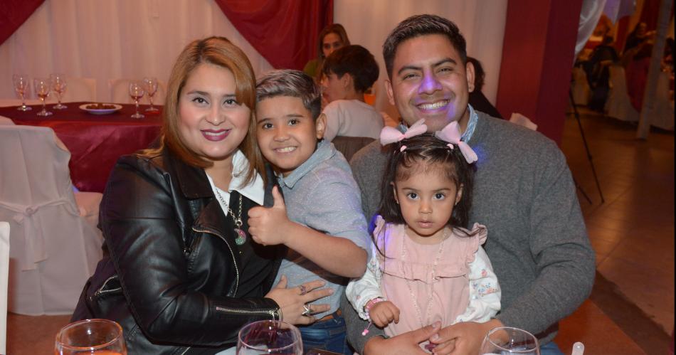 MAGUY DIacuteAZ CELEBROacute LA VIDA CON SU FAMILIA