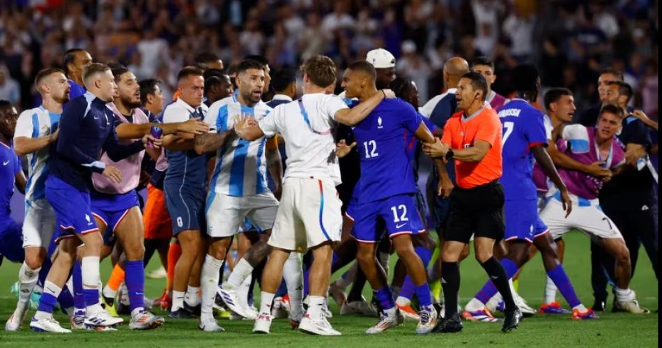 El �rbitro expulsó tras el partido al número 12 de Francia Enzo Millot (Foto- ReutersSusana Vera)