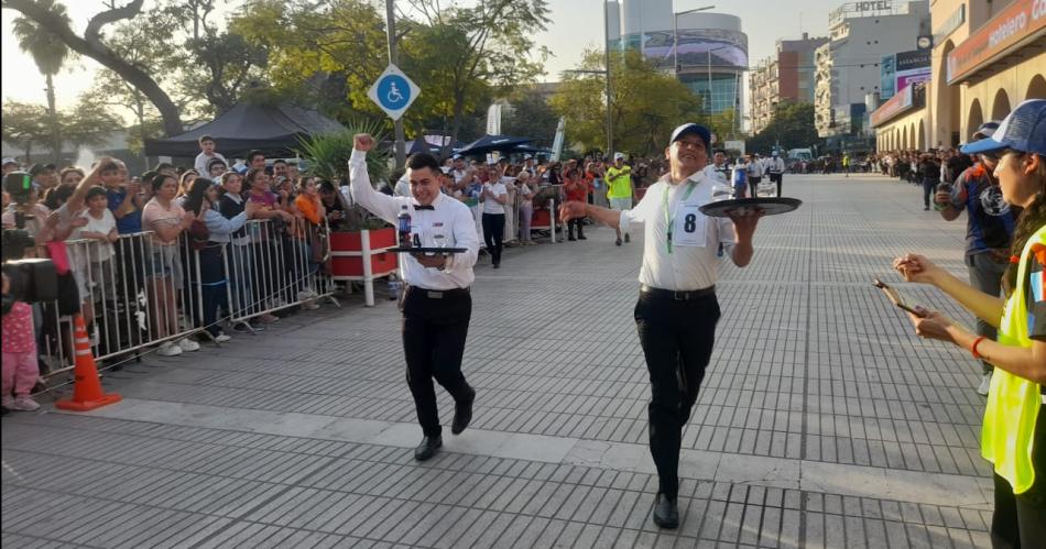 Maximiliano Robles del Hotel Amerian triunfoacute en Carrera de Mozos y Camareras en Las Termas 