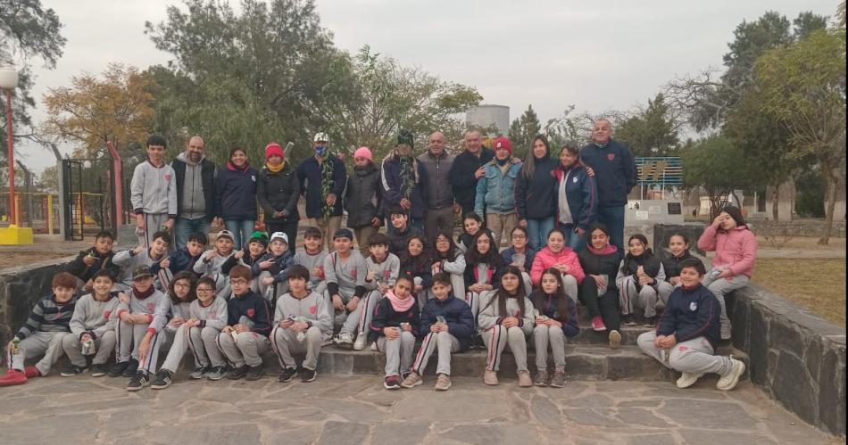 Un colegio friense donoacute aacuterboles a la Comisioacuten Municipal de Choya