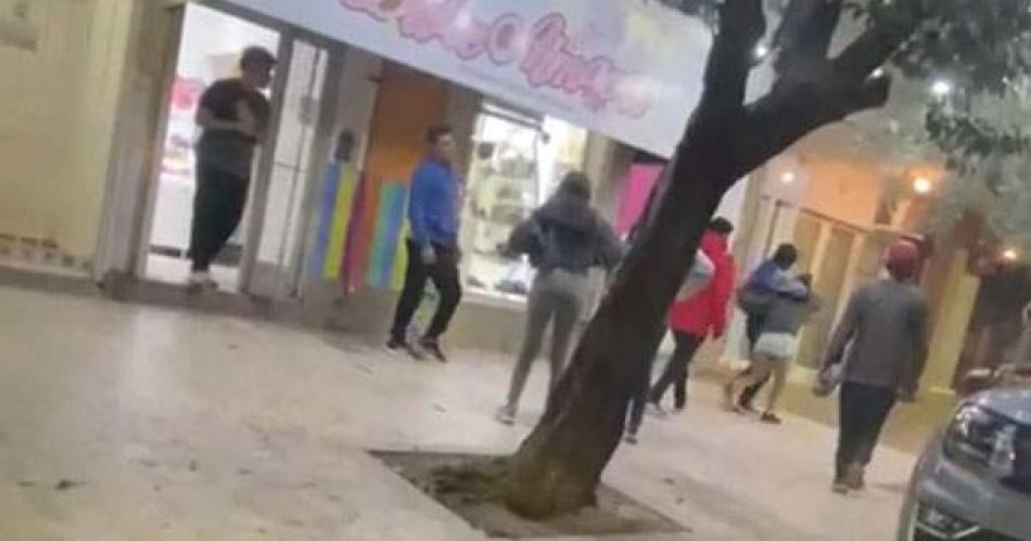 Videos complican al menor que asesinoacute al adolescente en la plaza