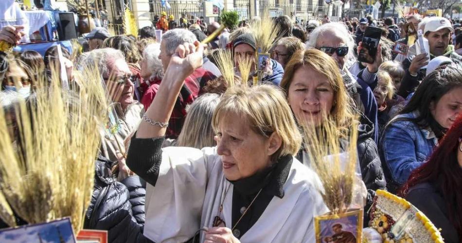 Una multitud pide pan salud y trabajo a San Cayetano en Liniers