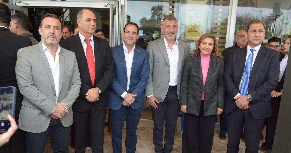 MC DONALDS INAUGUROacute UN NUEVO LOCAL