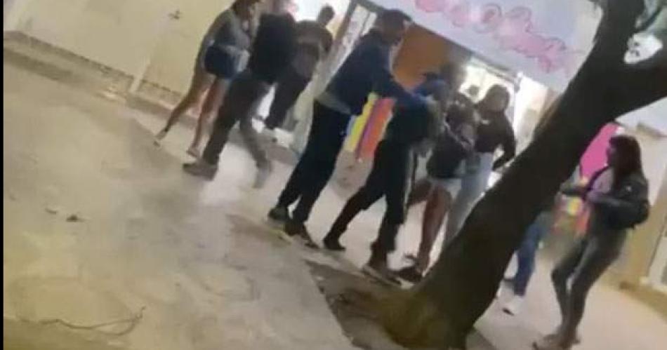 Videos complican al menor que asesinoacute al adolescente en la plaza