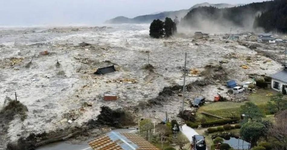 Japoacuten- Terremoto de 71 y tsunami impactan el puerto de Miyazaki