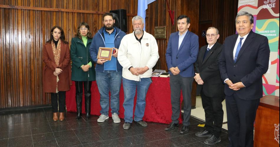 Familia de la Dra Mariacutea del Carmen Tinari donoacute su biblioteca personal a la Unse