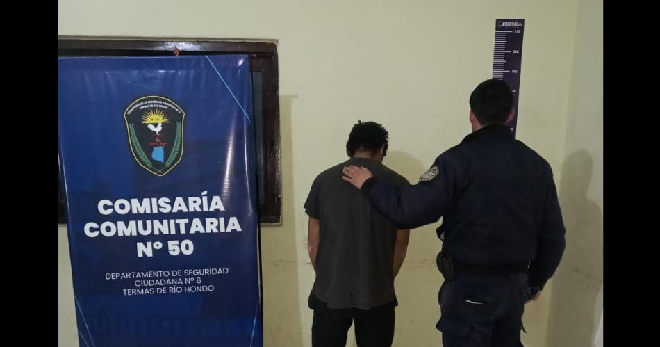 Intentoacute agredir al personal policial arrojaacutendole baldosas y terminoacute preso