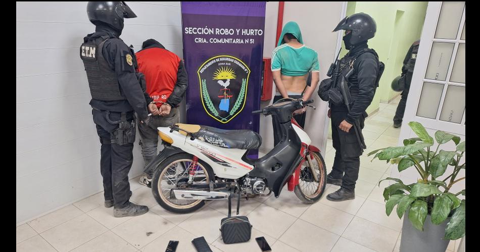 Atrapan a dos peligrosos motochorros tras arrebatarle la cartera a una mujer en el barrio Siglo XXI