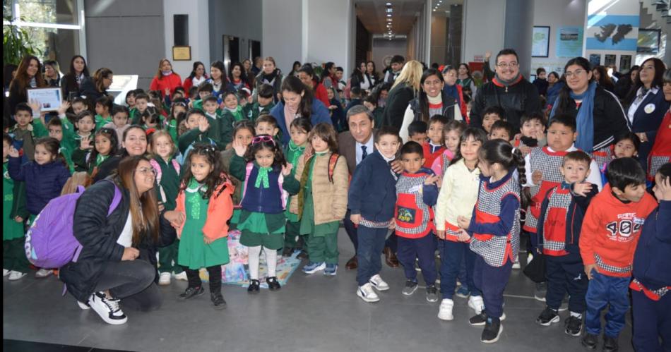 Alumnos de Jardines de Infantes participaron del homenaje al Gral San Martiacuten en la Legislatura Provincial