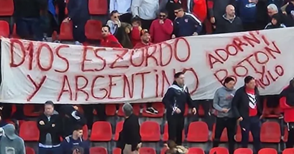 La hinchada de Independiente y un mensaje contra Manuel Adorni