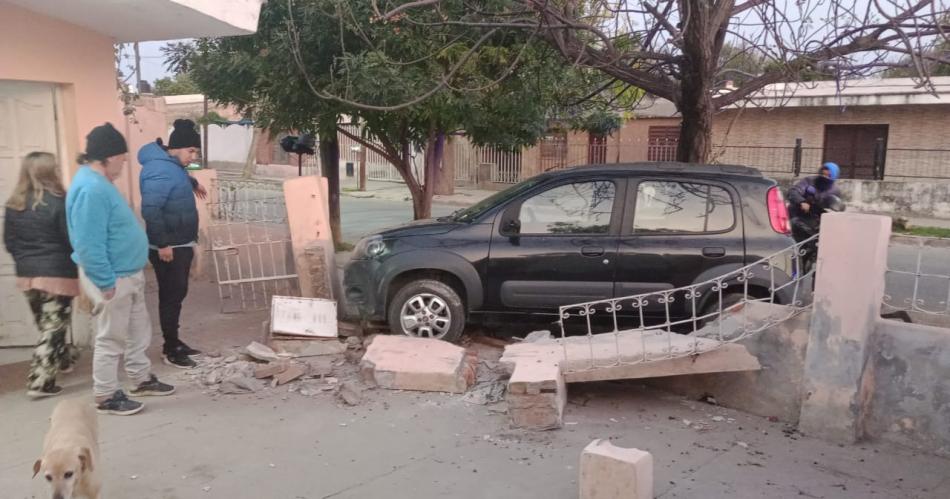 Chocan un auto estacionado lo estrellan en una casa y huyen 