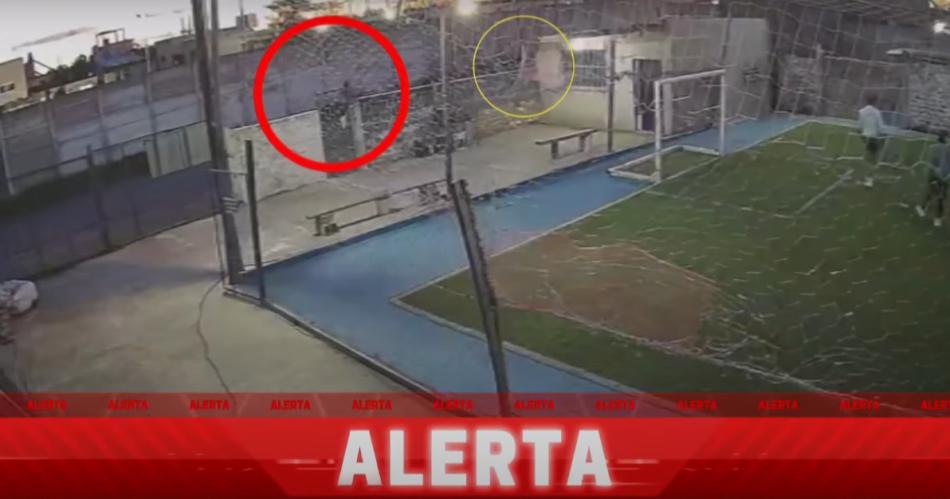 VIDEO DEL HORROR  Caminaba por la calle y su hijo le disparoacute en la cabeza