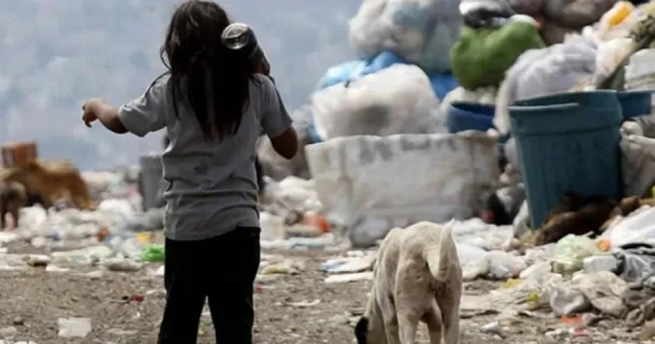 Seguacuten una encuesta el 90-en-porciento- de los argentinos cree que la pobreza es el mayor problema de Milei