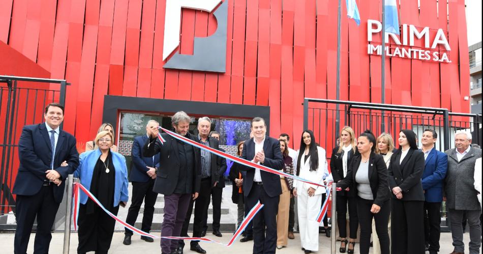 Zamora participoacute de la inauguracioacuten de la nueva planta fabril en Santiago de la empresa Prima Implantes 