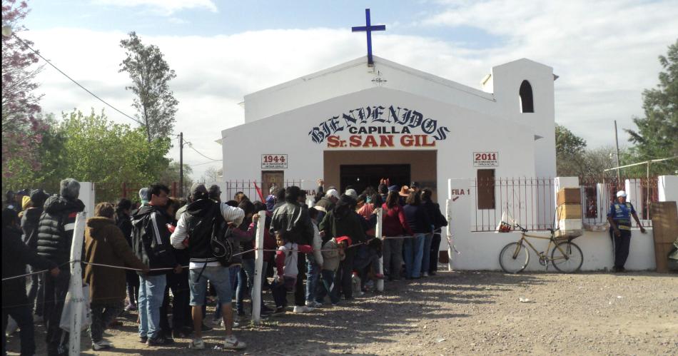 La procesioacuten del Sentildeor de San Gil anima a miles de promesantes