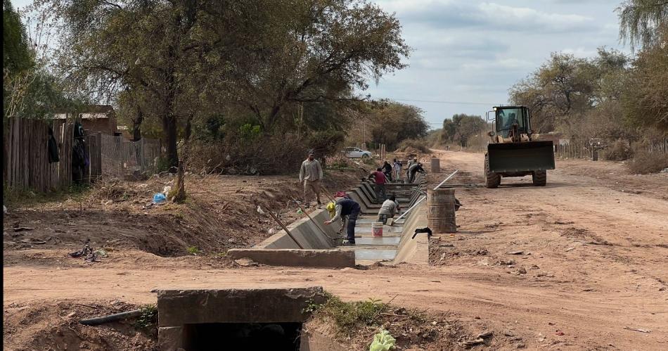 Avanzan las obras de los canales pluviales en Monte Quemado