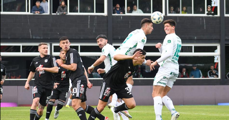 Insoacutelito- Riestra jugoacute con 12 futbolistas ante Sarmiento 