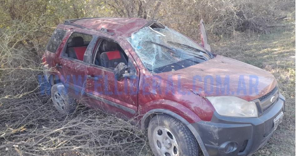 Violento vuelco de una camioneta en un camino vecinal dejoacute 7 heridos