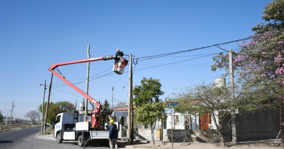 Electricidad de la Capital hizo reposicioacuten de luminarias que habiacutean sido robadas en el barrio Smata