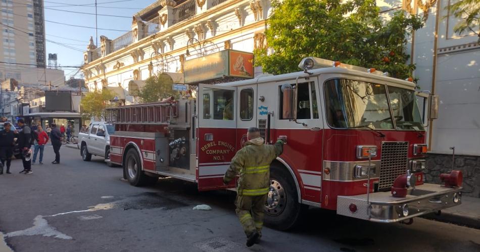 Un voraz incendio causoacute paacutenico en pleno centro de la ciudad