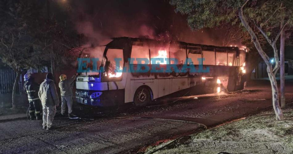 VIDEO  Se incendioacute un colectivo que funcionaba como motorhome y los dantildeos fueron totales